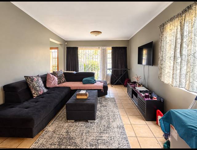 3 BEDROOM TOWNHOUSE FOR SALE IN REYNO RIDGE
